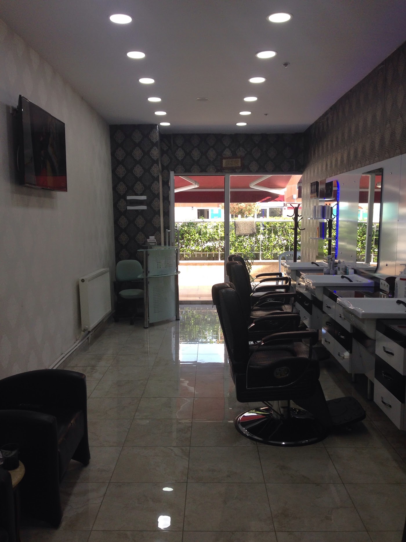 Ömer Bozat Erkek Kuaförü salon içi